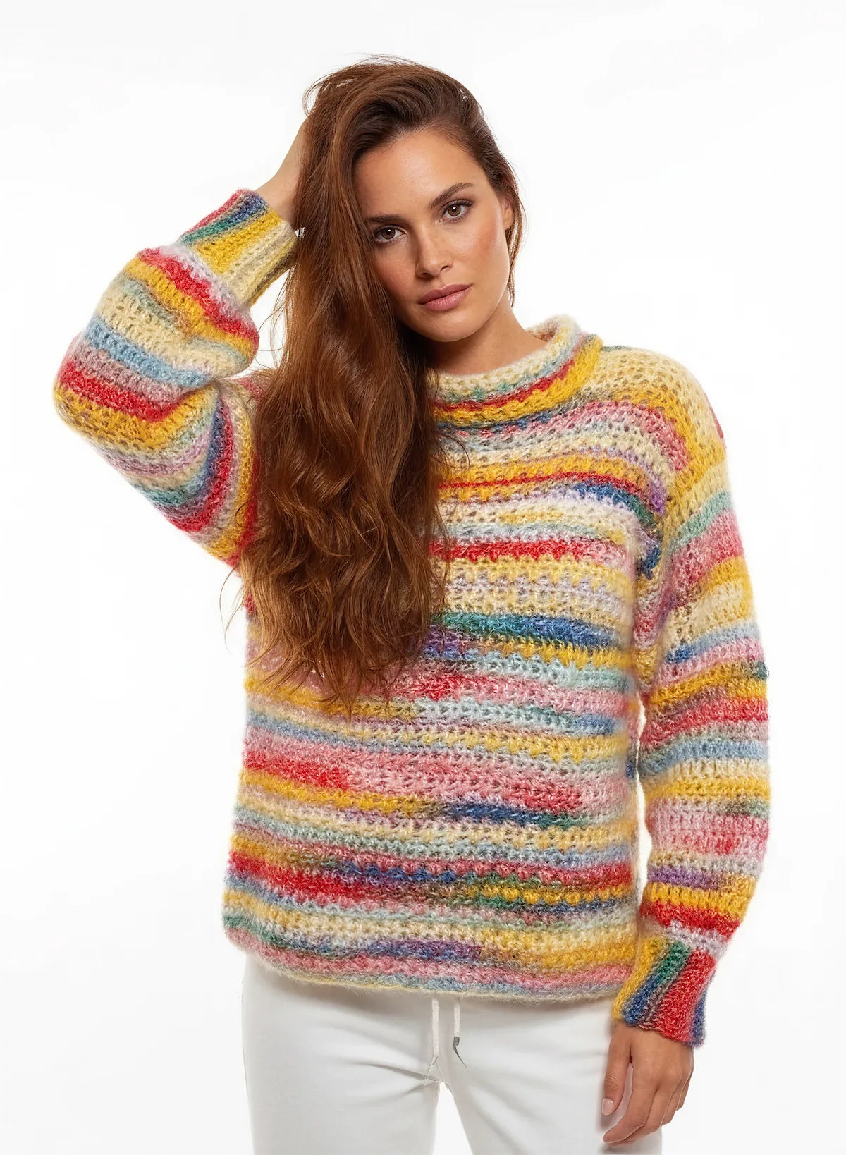 Pull femme Isatis arc-en-ciel bouclé col roulé – crochet fait main – de face vue complète – Cachalabibi