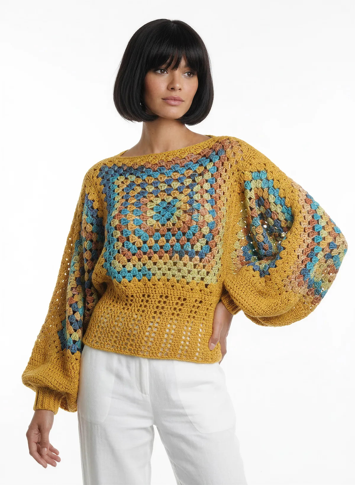 Pull femme Labyrintho moutarde granny square géant – crochet fait main – de face – Cachalabibi