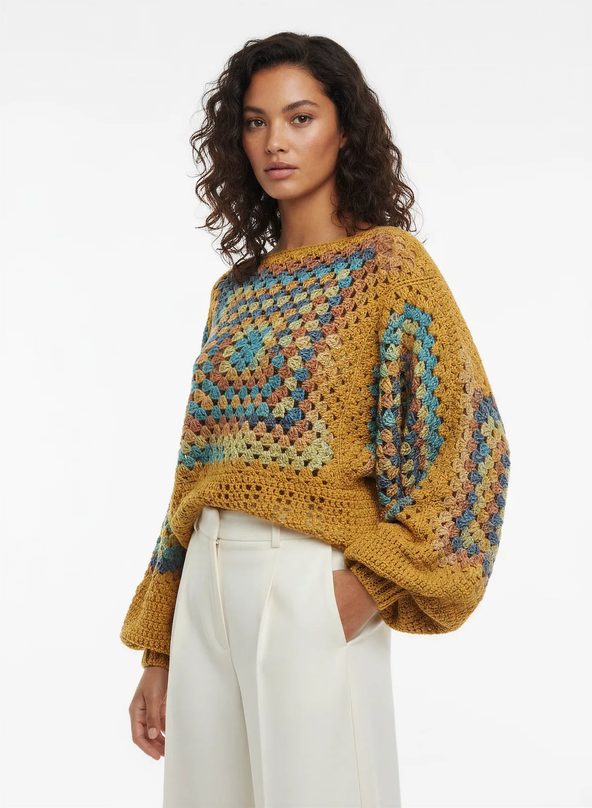 Pull femme Labyrintho moutarde granny square géant – crochet fait main – vue 3/4 – Cachalabibi