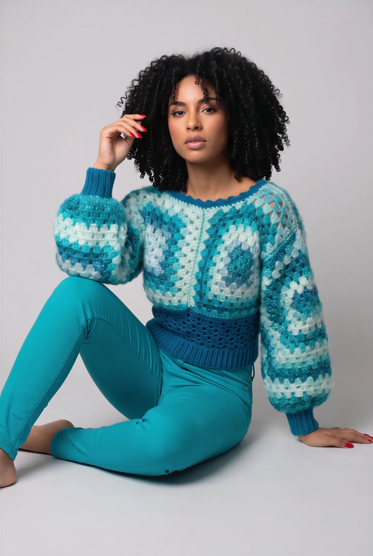 Pull Laguno crochet fait main — vue 3/4 assise par terre — Cachalabibi