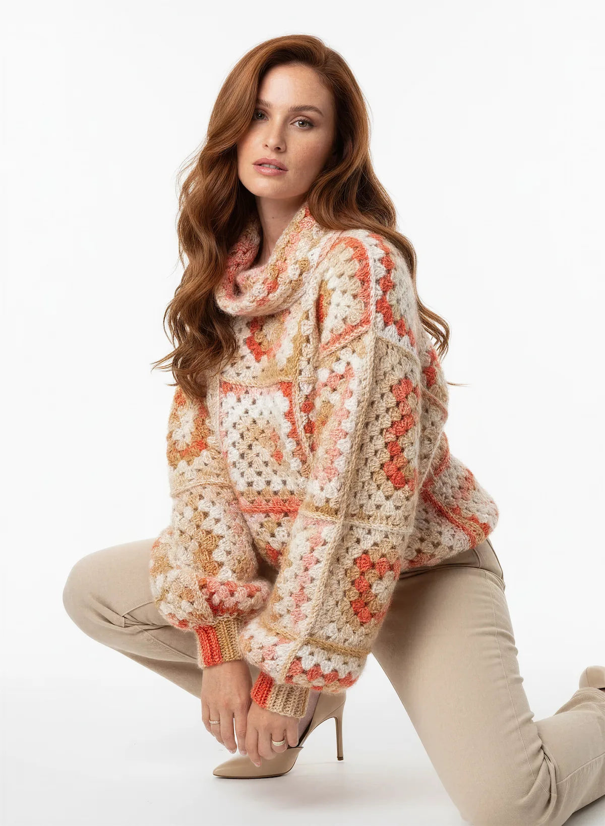 Pull femme Lantana corail doré granny square col roulé – crochet fait main – pose accroupie – Cachalabibi