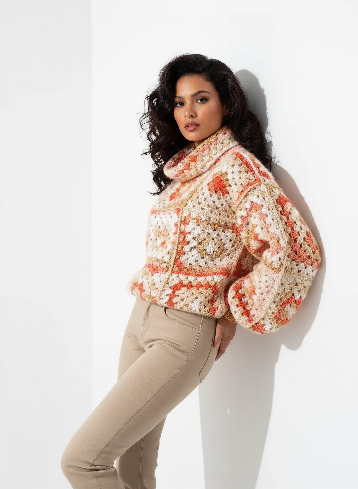 Pull femme Lantana corail doré granny square col roulé – crochet fait main – manches bouffantes côté – Cachalabibi