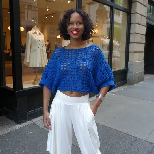 Pull au crochet fait main Lazzuli de Cachalabibi - bleu vif - Vue de face porté par une jeune femme