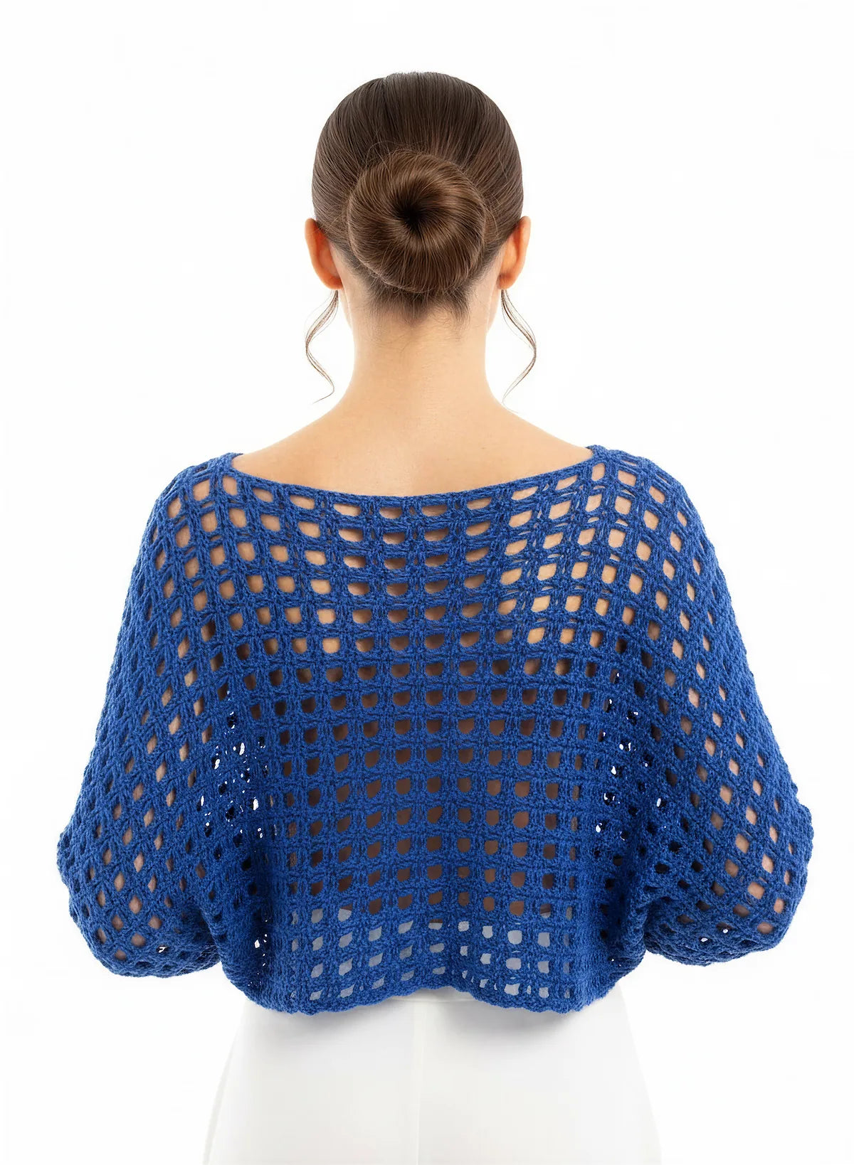 Pull court Lazzuli bleu klein ajouré – crochet fait main – de dos encolure bateau – Cachalabibi