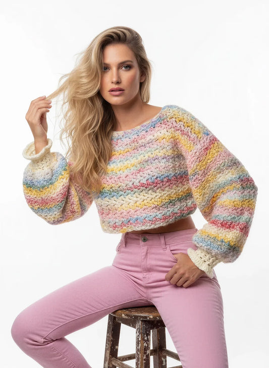 Pull court Lineo rayures pastel arc-en-ciel – crochet fait main – pose assise – Cachalabibi