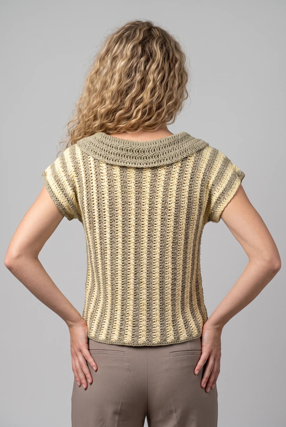 Pull Ballerino crochet — vue dos mains sur hanches — Cachalabibi