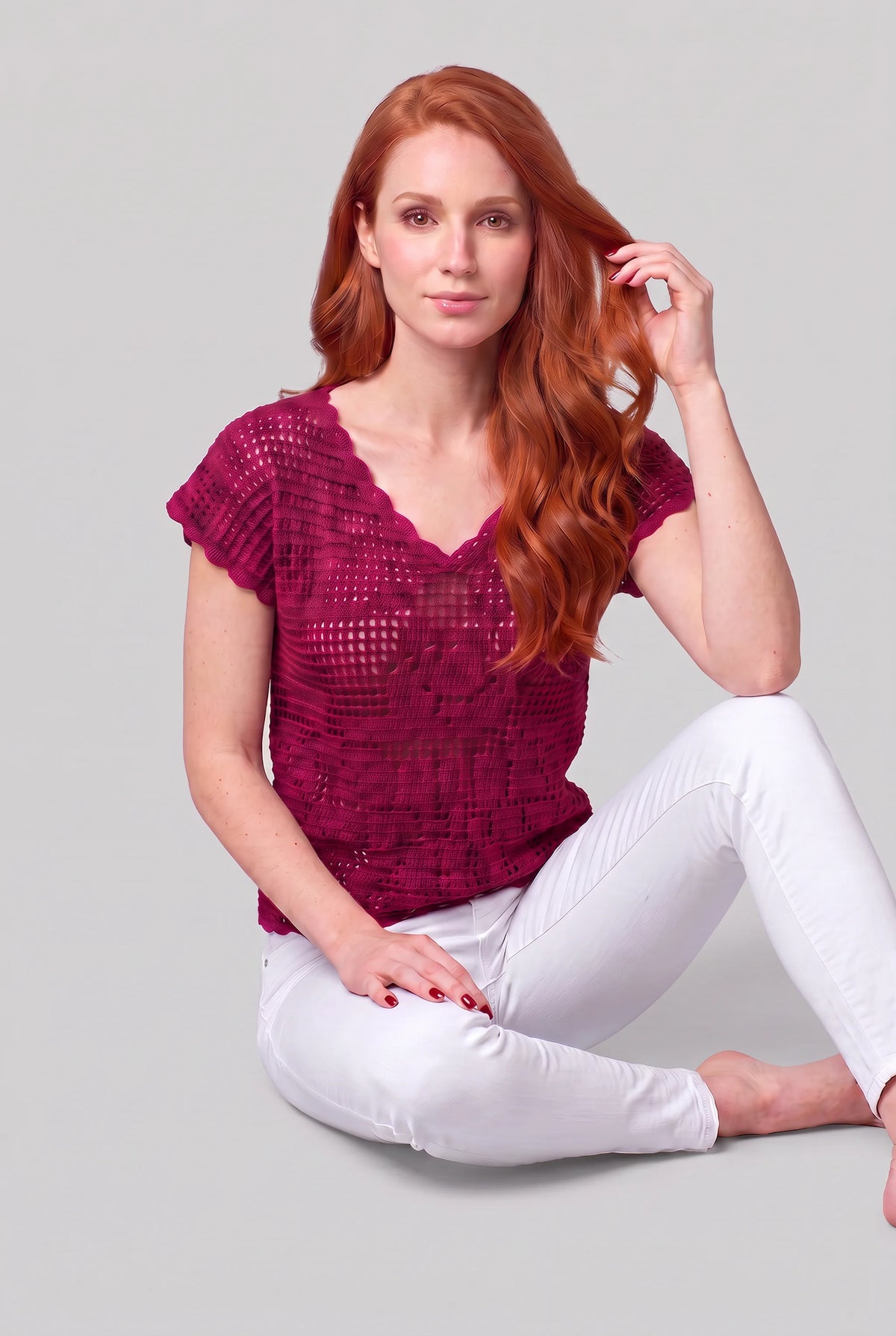 Pull Merlo crochet fait main — vue 3/4 assise par terre — Cachalabibi