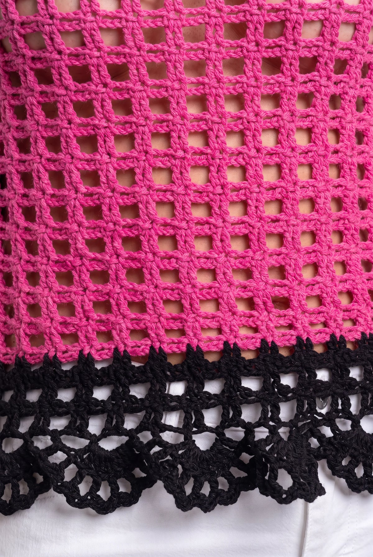 Pull Peonia crochet filet fuchsia — détail bordure dentelle noire — Cachalabibi