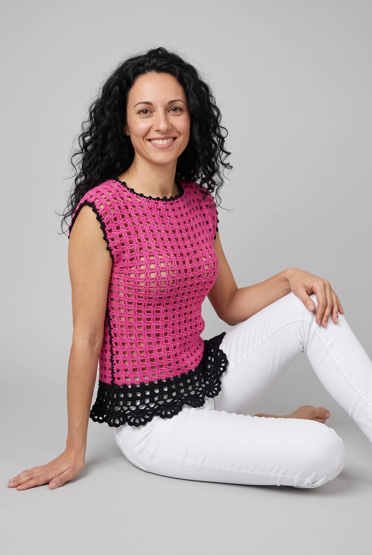 Pull Peonia crochet fait main — vue 3/4 assise par terre — Cachalabibi