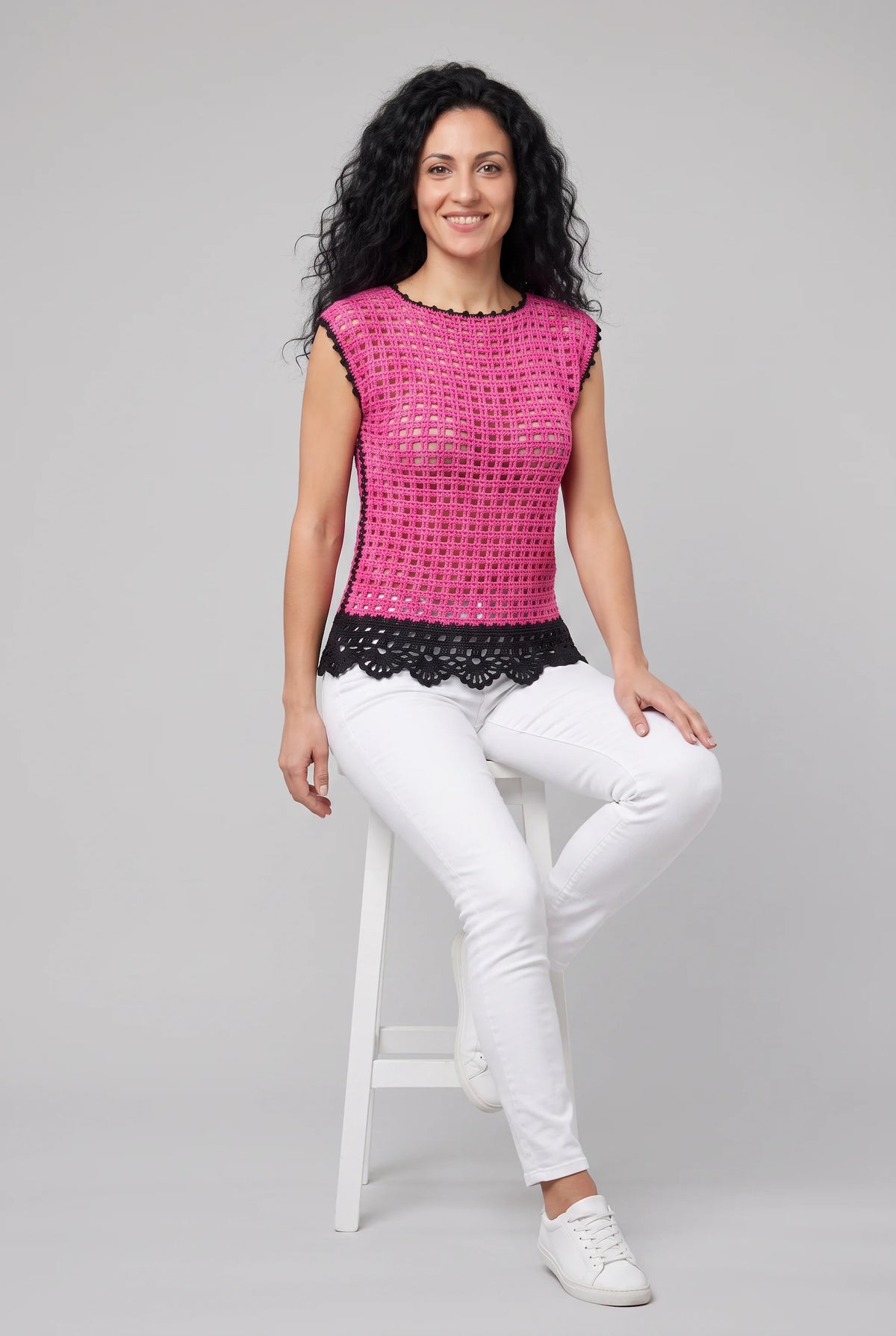 Pull Peonia crochet — silhouette assise sur un tabouret — Cachalabibi