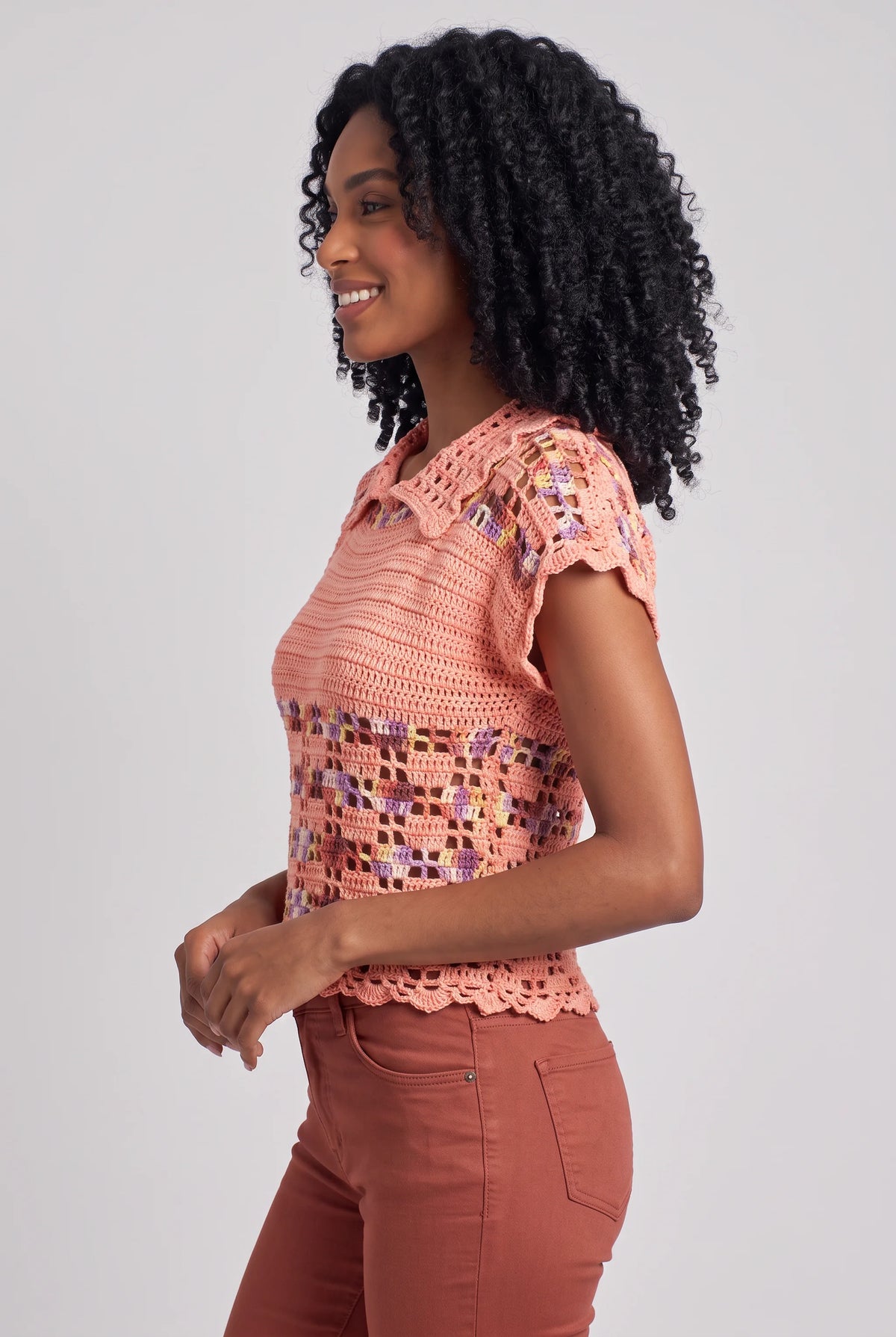 Pull Pescarossa crochet corail manches volantées — vue profil — Création Cachalabibi