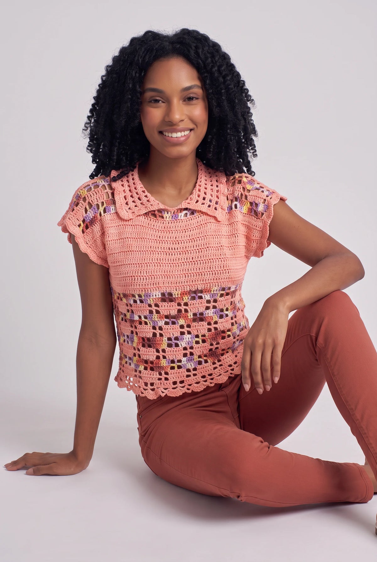 Pull Pescarossa crochet saumon col claudine — vue assise par terre — Pièce unique Cachalabibi