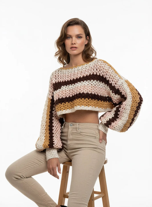 Pull court Masaï rayures terracotta miel ajouré – crochet fait main – de face assise – Cachalabibi