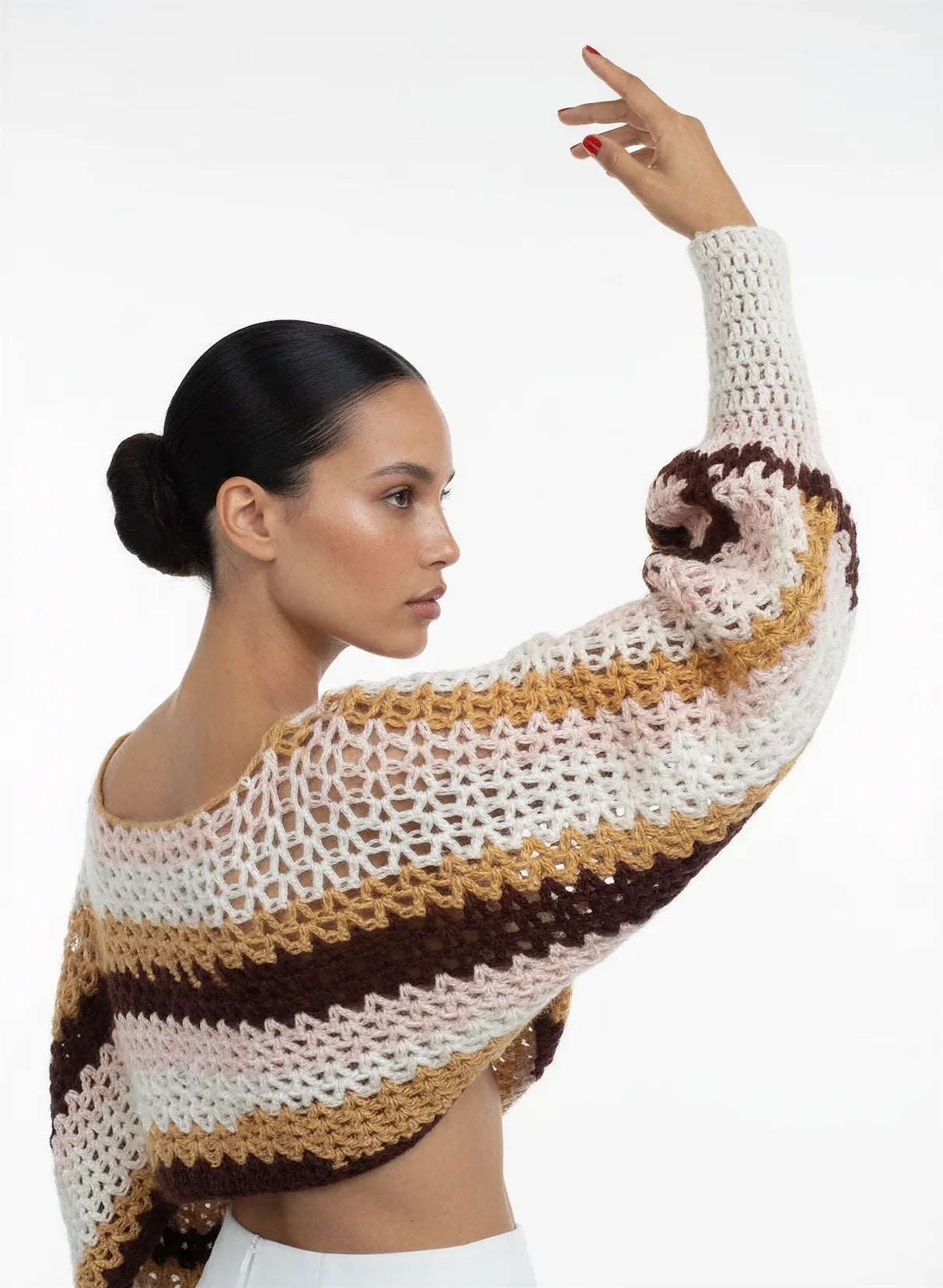 Pull court Masaï rayures terracotta miel ajouré – crochet fait main – pose éditoriale bras levé – Cachalabibi