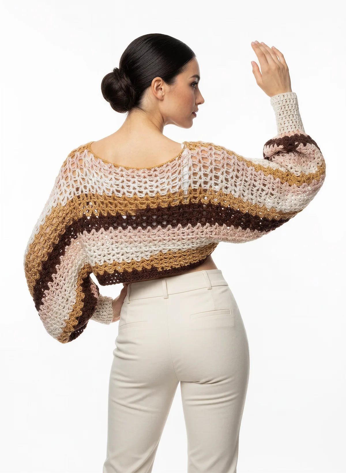 Pull court Masaï rayures terracotta miel ajouré – crochet fait main – de dos pose éditoriale bras levé – Cachalabibi