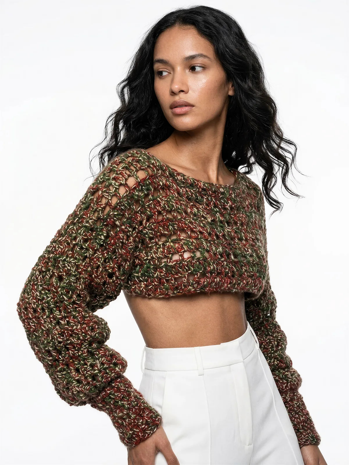 Pull court Mélango chiné rouille vert ajouré – crochet fait main – de dos 3/4 – Cachalabibi