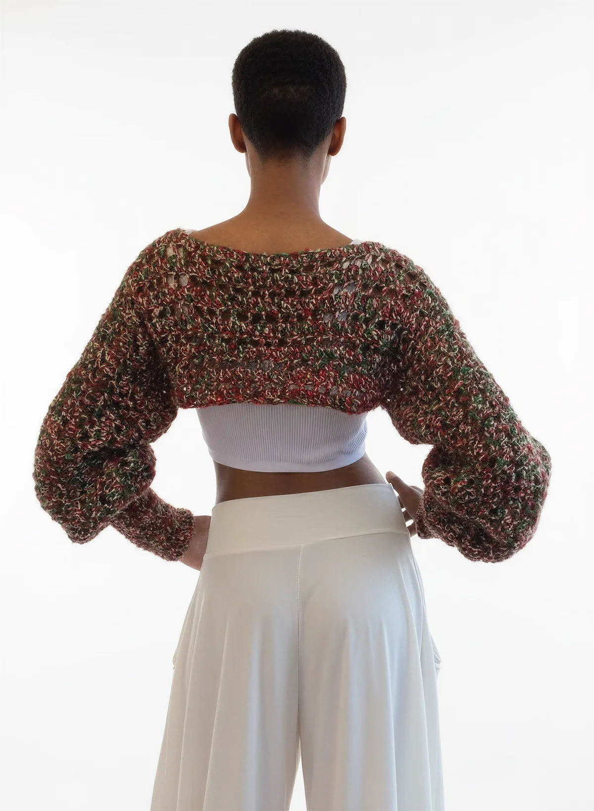 Pull court Mélango chiné rouille vert ajouré – crochet fait main – de dos – Cachalabibi