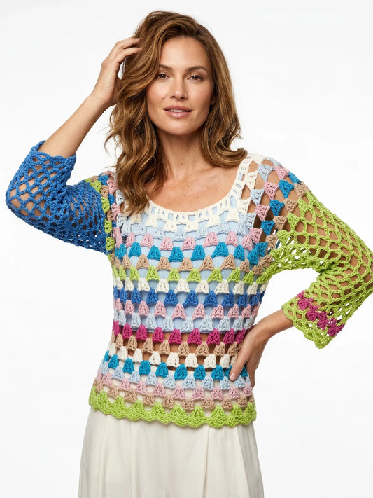 Pull femme Montebello multicolore ajouré triangles manches évasées – crochet fait main – vue face main dans les cheveux – Cachalabibi