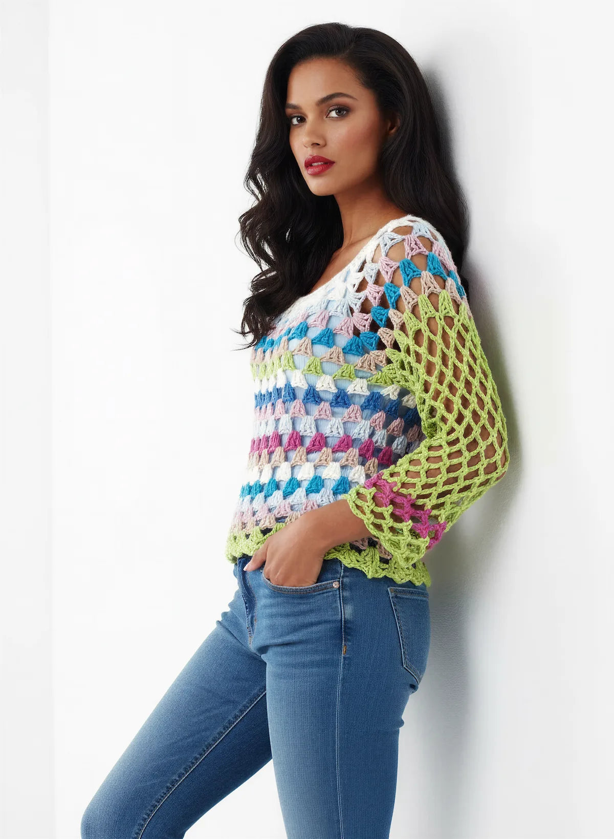 Pull femme Montebello multicolore ajouré triangles manches évasées – crochet fait main – de côté avec une main dans la poche - Cachalabibi