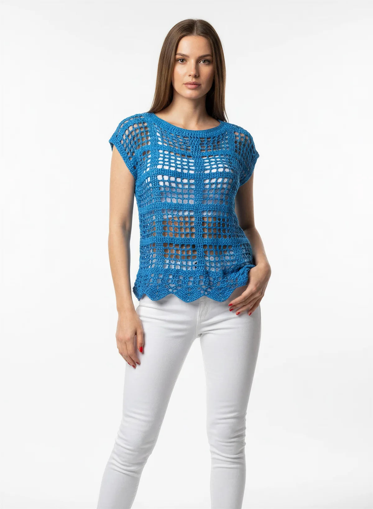 Pull manches courtes Muscari bleu cobalt filet carreaux – crochet fait main – de face – Cachalabibi