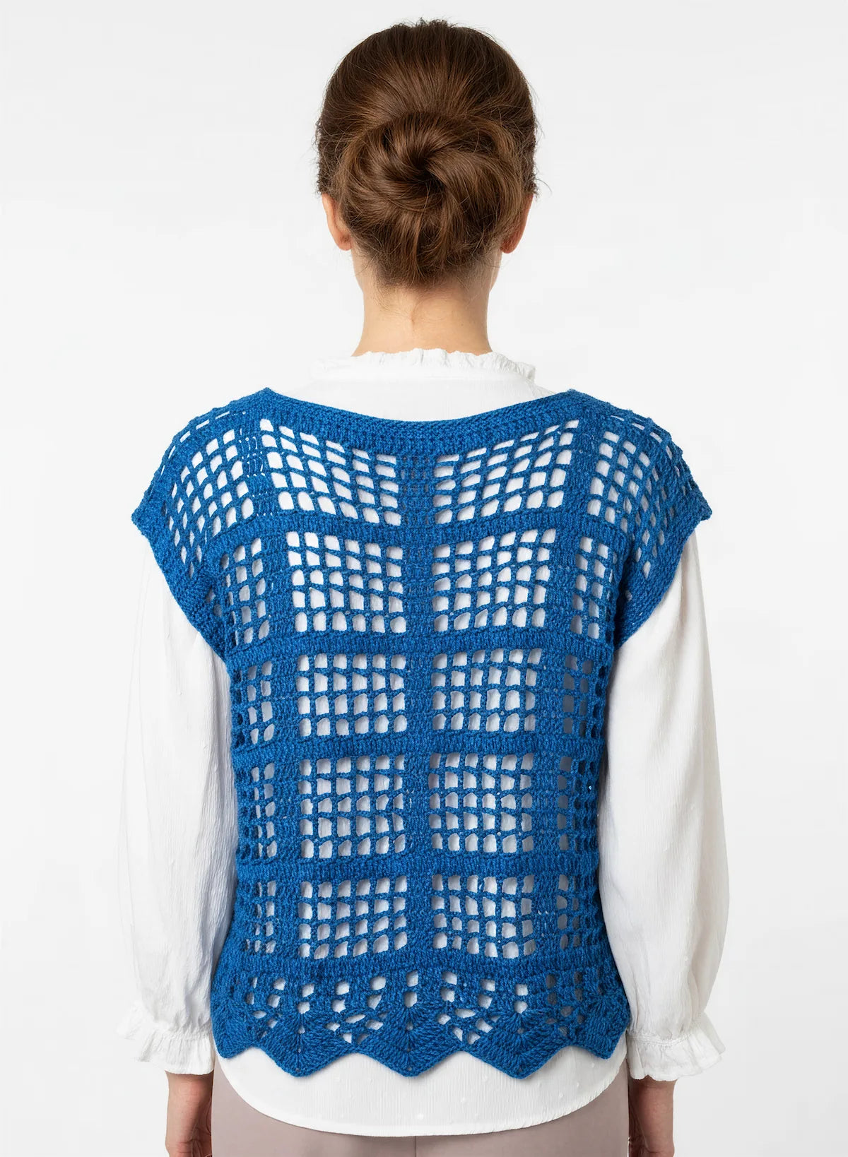 Pull manches courtes Muscari bleu cobalt filet carreaux – crochet fait main – de dos superposé – Cachalabibi