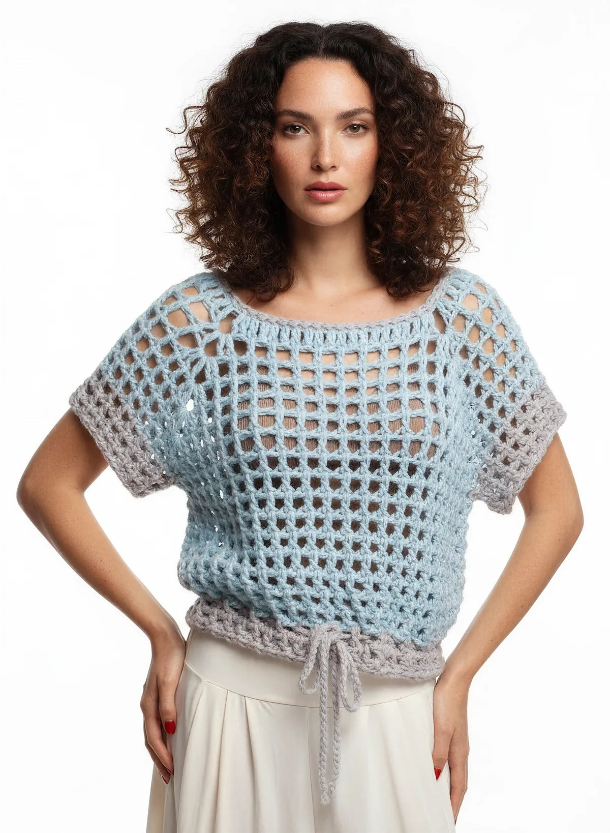 Pull manches courtes Myosotis bleu gris irisé ajouré – crochet fait main – de face – Cachalabibi