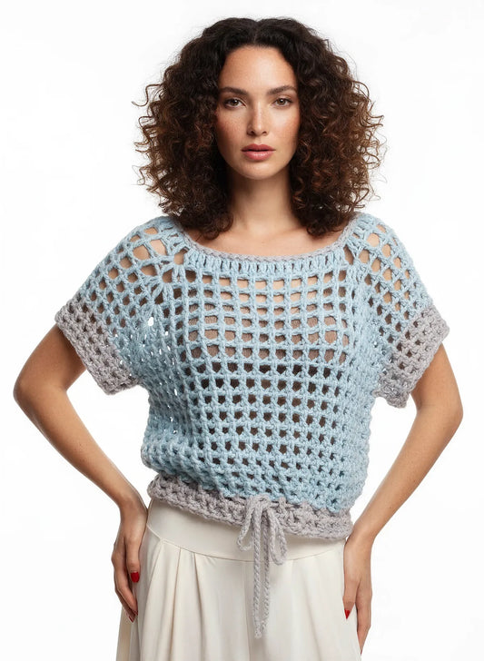 Pull manches courtes Myosotis bleu gris irisé ajouré – crochet fait main – de face – Cachalabibi