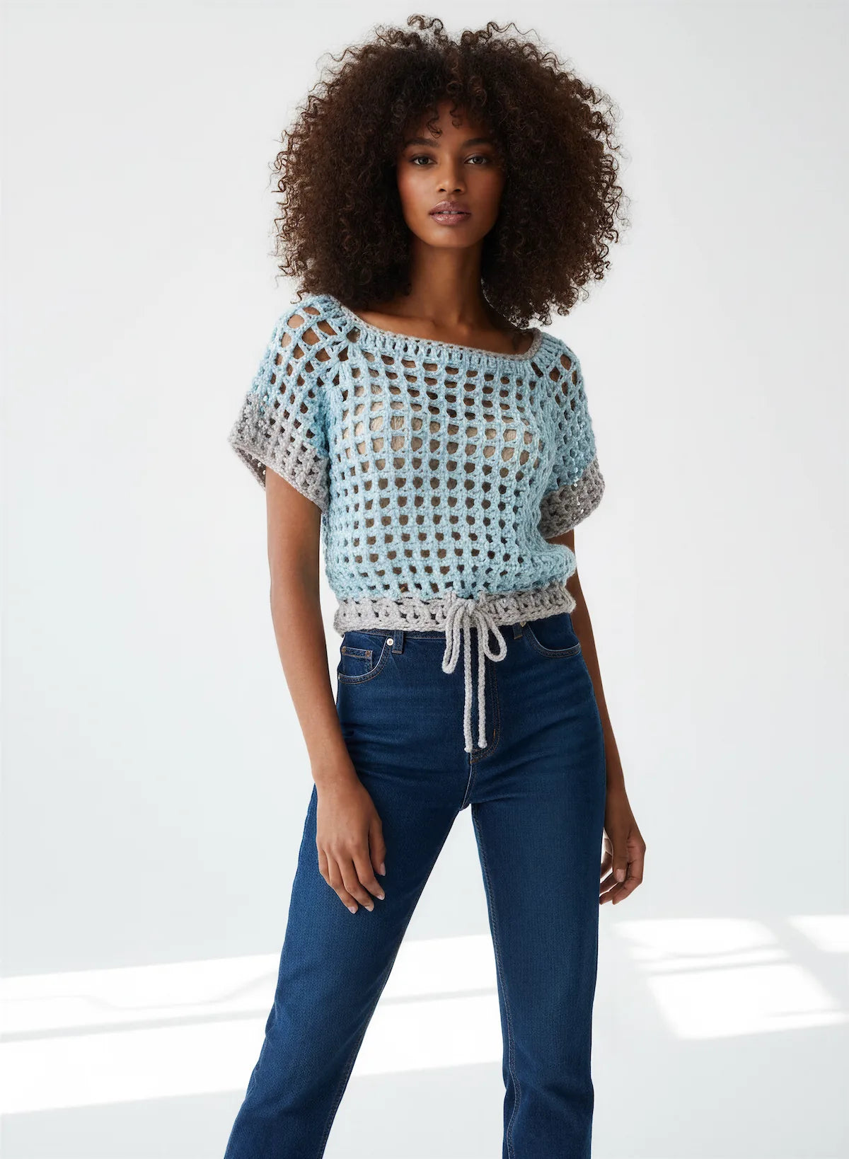 Pull manches courtes Myosotis bleu gris irisé ajouré – crochet fait main – vue frontale complète – Cachalabibi