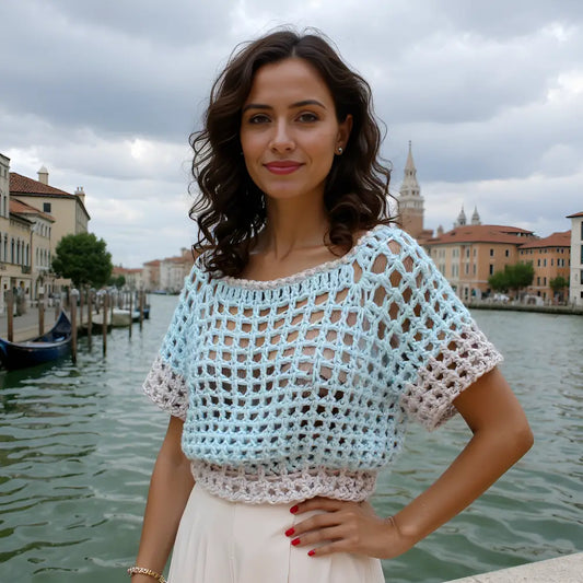 Pull au crochet fait main Myosotis de Cachalabibi - bleu ciel - vue de face avec le Grand canal de Venise en arrière-plan