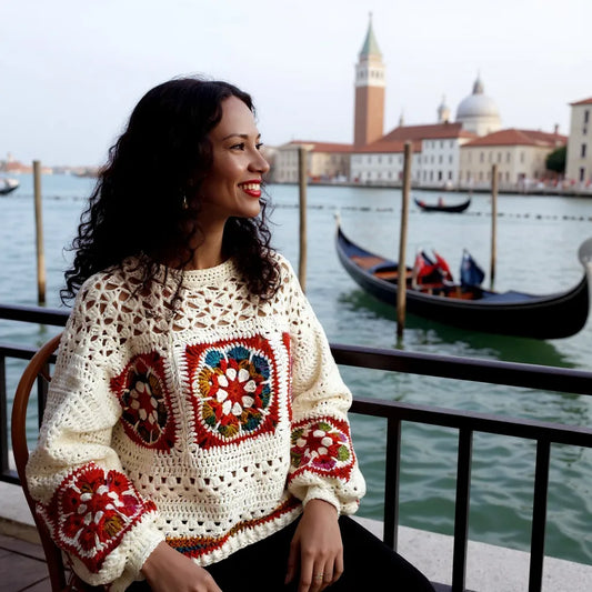 Pull au crochet fait main Ottagono de Cachalabibi - écru granny - porté par une jeune femme devant le Grand Canal de Venise