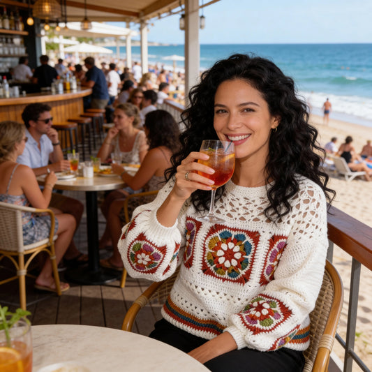 Pull au crochet fait main Ottagono de Cachalabibi - écru granny - vue de face à la plage tropicale