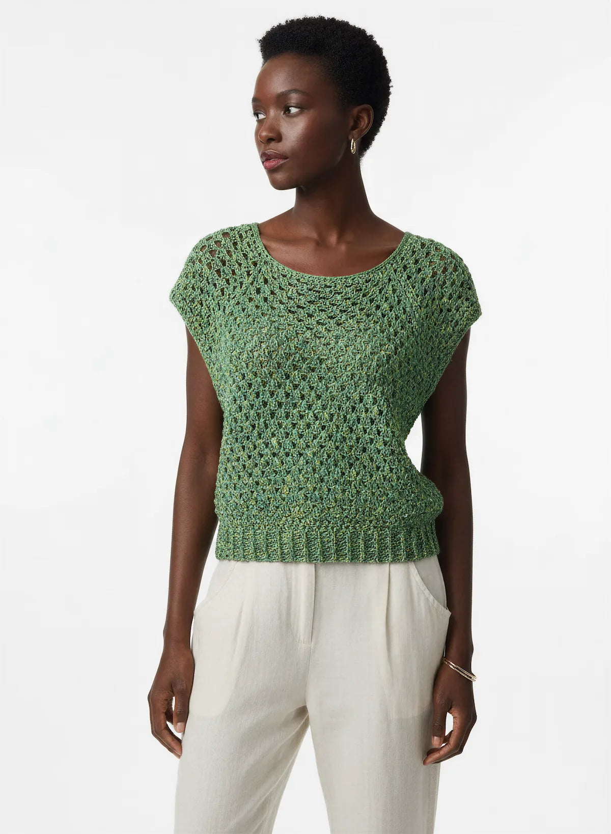 Pull manches courtes Papayo vert émeraude chiné ajouré – crochet fait main – pose regard côté – Cachalabibi