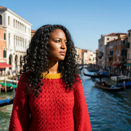 Pull au crochet fait main Pettirosso de Cachalabibi - rouge bordeaux - vue de profil sur le Grand Canal à Venise avec gondoles et palais vénitiens