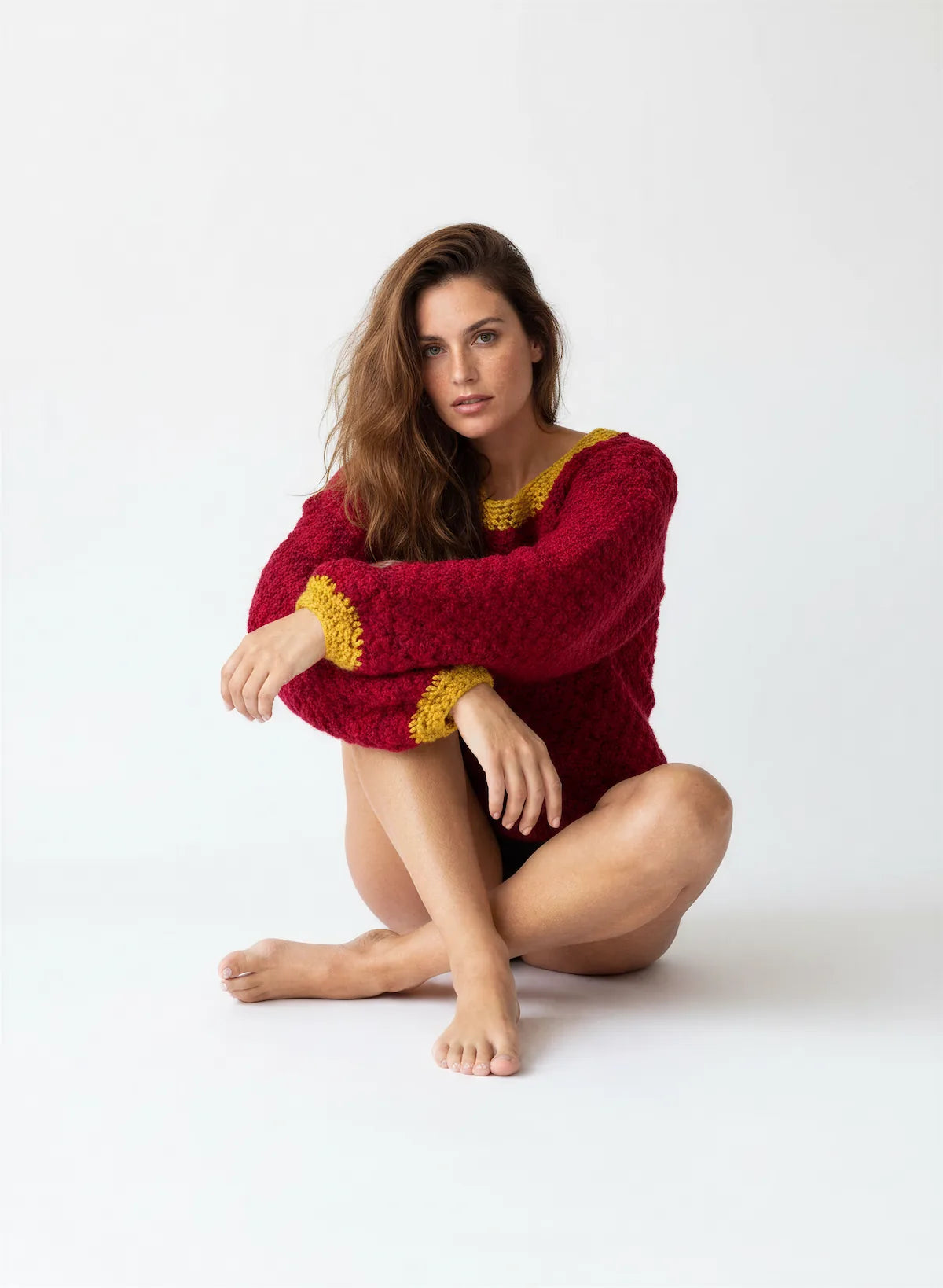 Pull femme Pettirosso bordeaux bouclé bordures moutarde – crochet fait main – pose assise sol – Cachalabibi