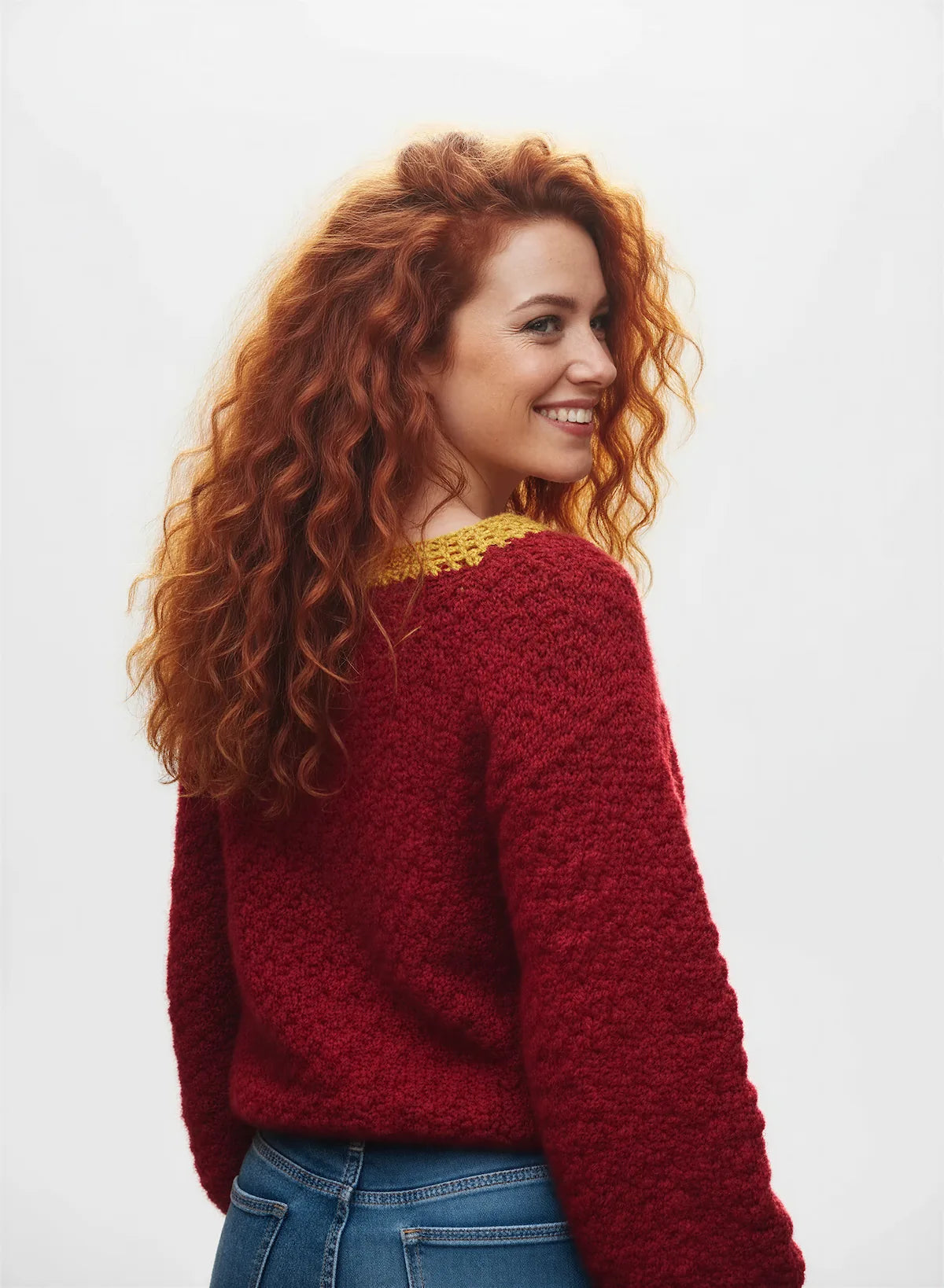 Pull femme Pettirosso bordeaux bouclé bordures moutarde – crochet fait main – de dos souriant – Cachalabibi