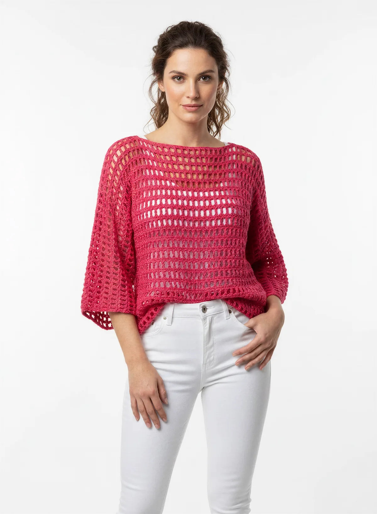 Pull manches 3/4 Piazza rose framboise filet grande maille – crochet fait main – vue frontale – Cachalabibi