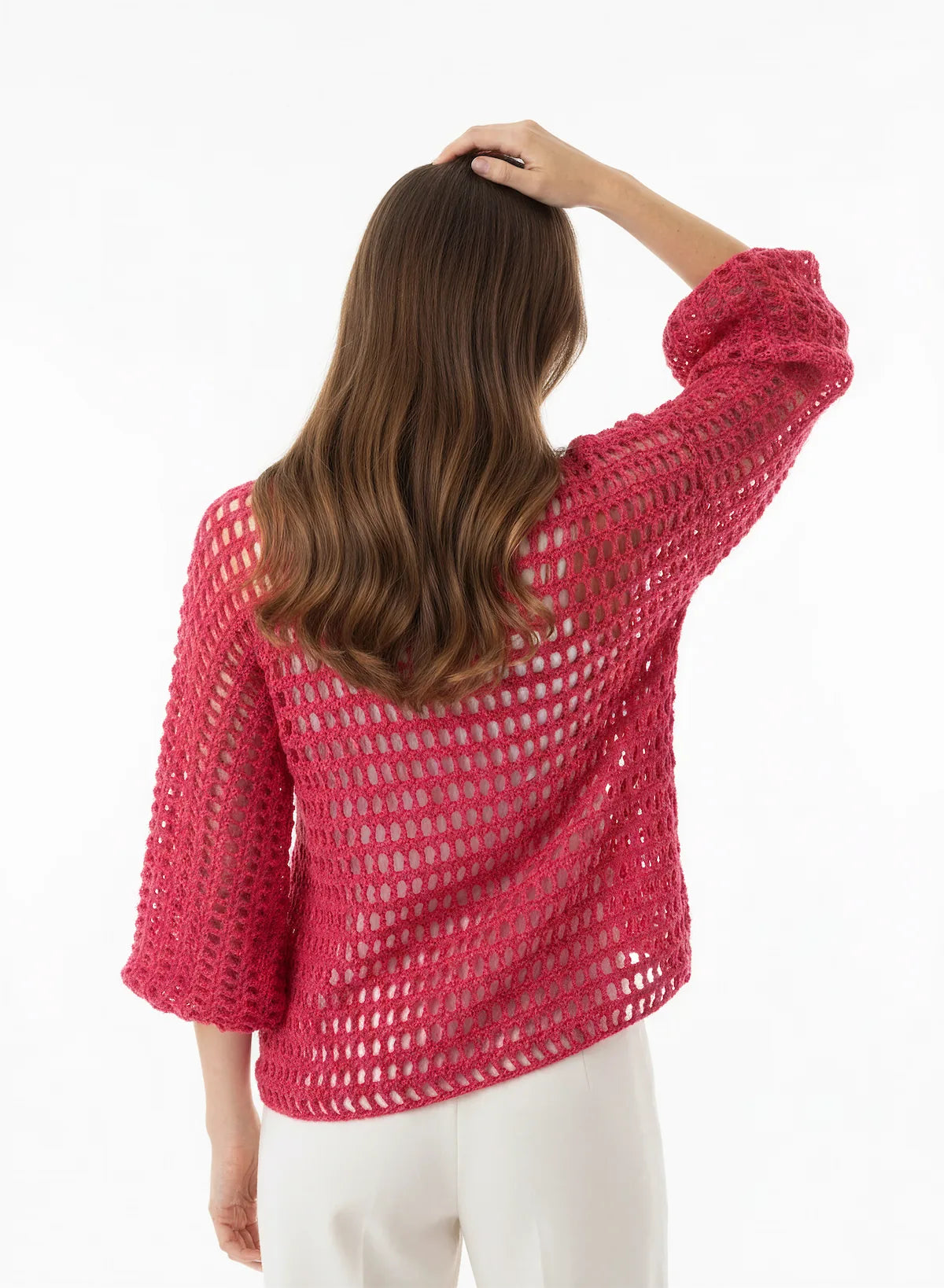 Pull manches 3/4 Piazza rose framboise filet grande maille – crochet fait main – de dos – Cachalabibi