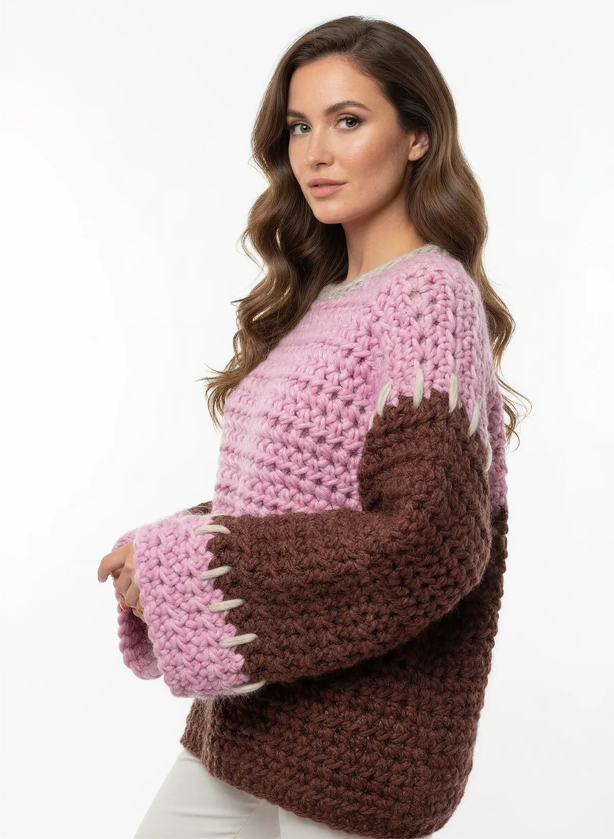 Pull femme Ploum-Ploum rose lilas chocolat chunky liserés crème – crochet fait main – vue 3/4 – Cachalabibi
