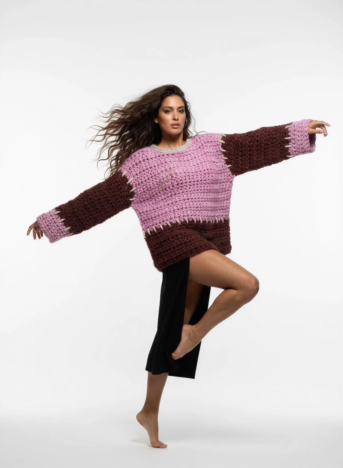 Pull femme Ploum-Ploum rose lilas chocolat chunky liserés crème – crochet fait main – pose danse – Cachalabibi