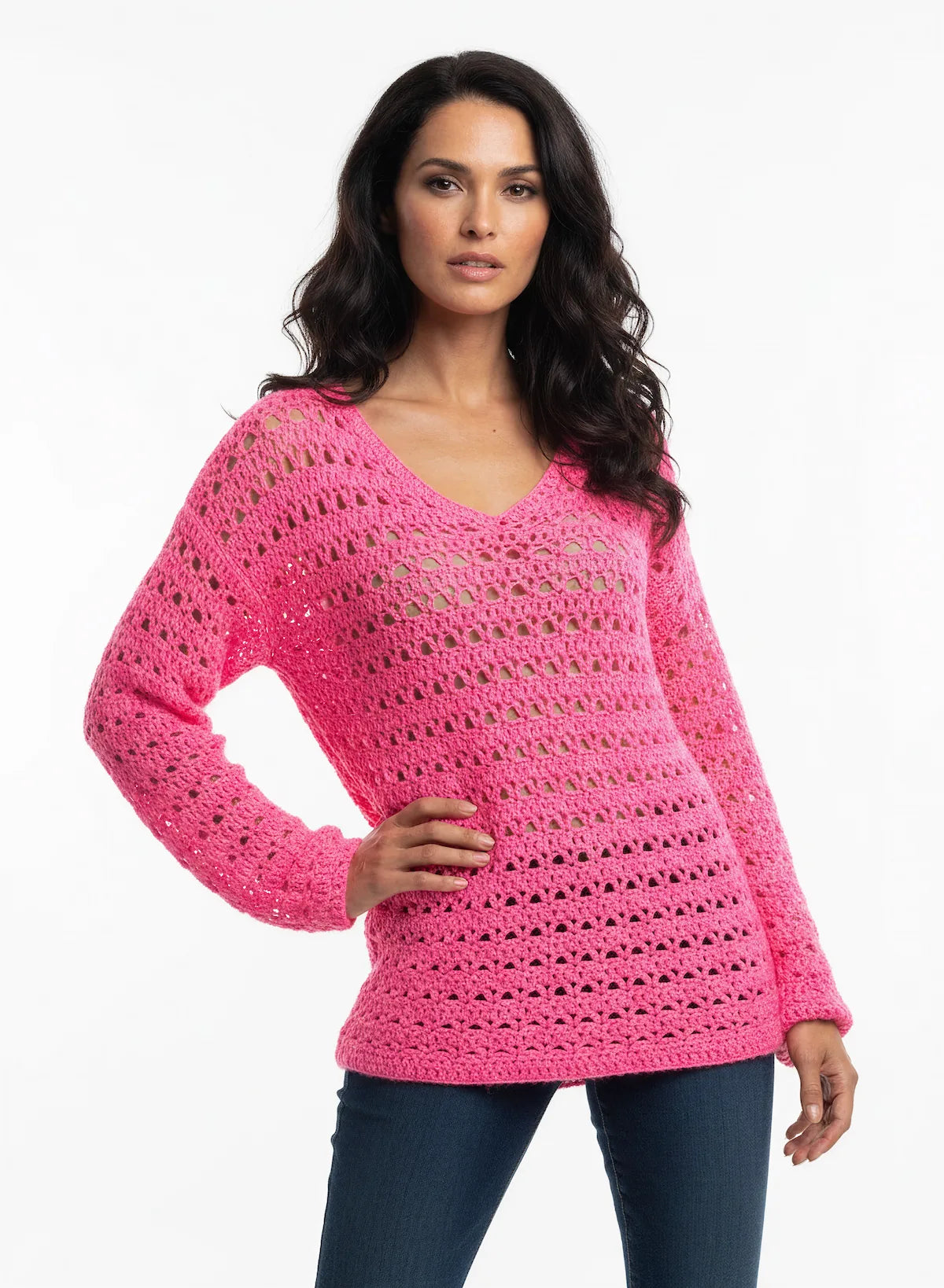 Pull femme Reine de Saba rose fuchsia éventails ajouré – crochet fait main – vue 3/4 encolure V – Cachalabibi