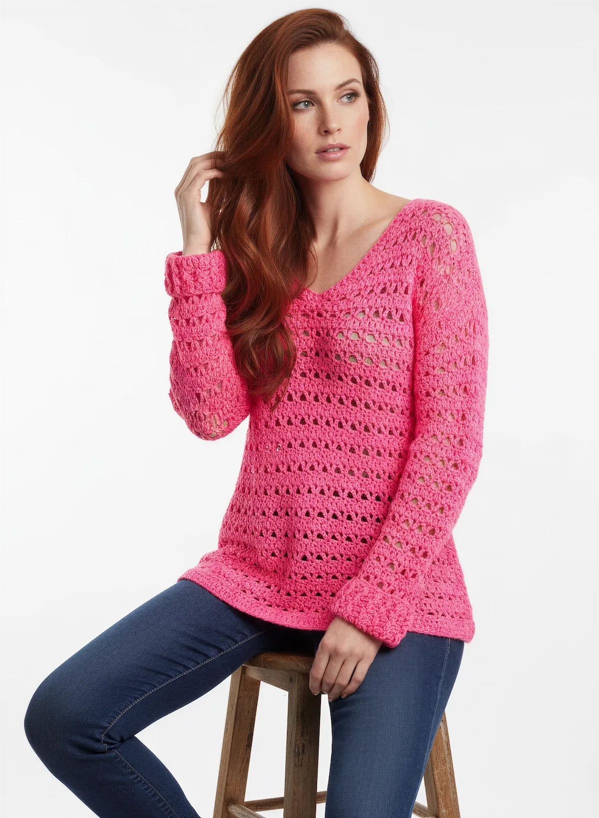 Pull femme Reine de Saba rose fuchsia éventails ajouré – crochet fait main – pose assise tabouret – Cachalabibi