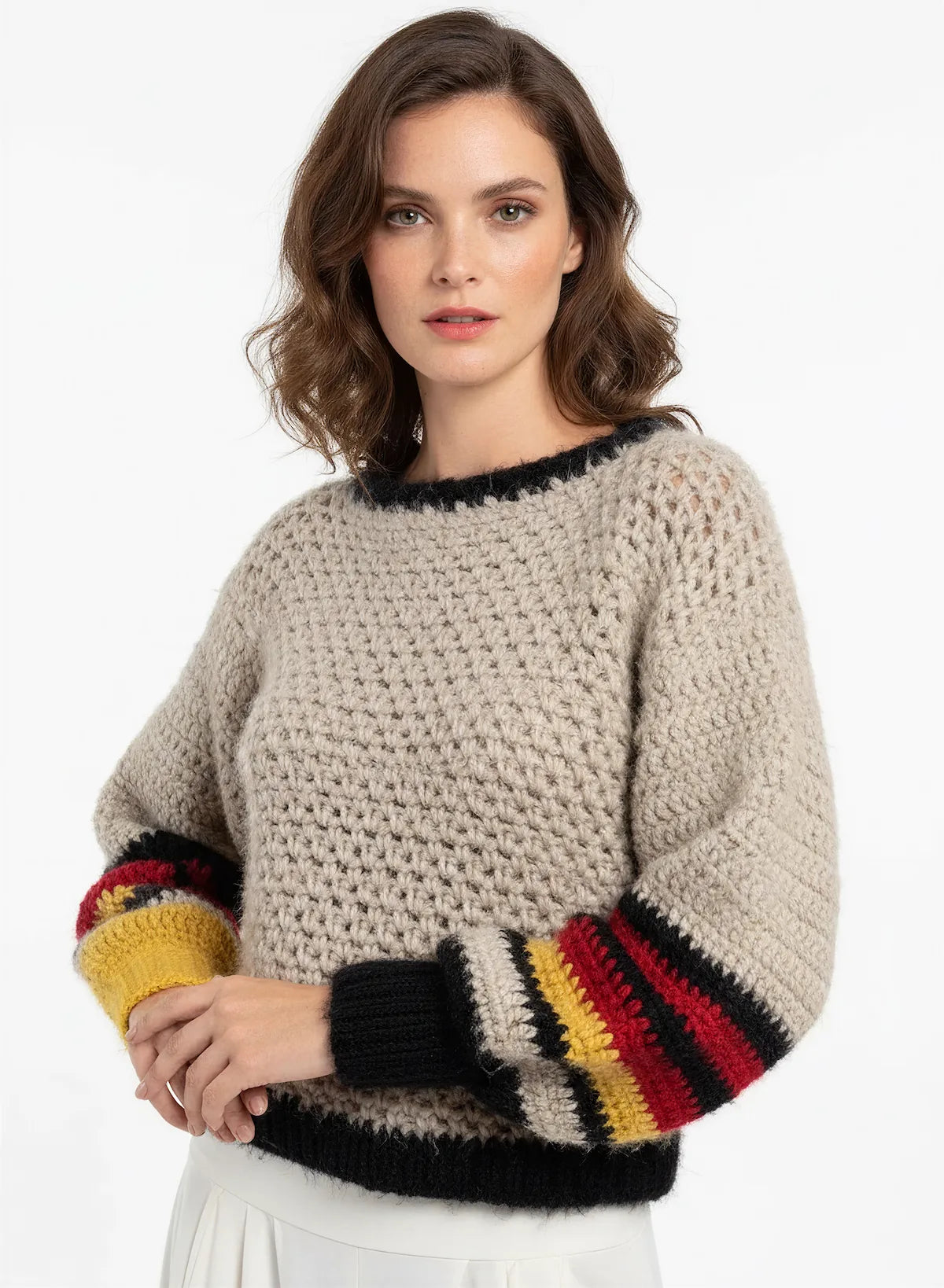 Pull femme Rojauno beige chiné rayures moutarde rouge noir – crochet fait main – rapproché – Cachalabibi