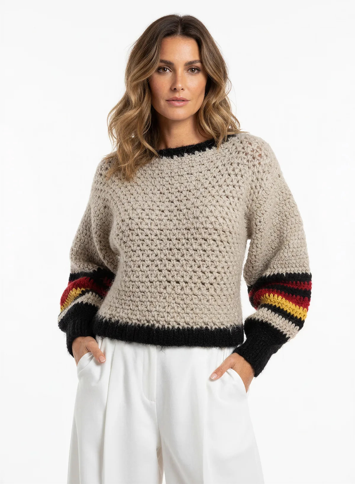 Pull femme Rojauno beige chiné rayures moutarde rouge noir – crochet fait main – de face – Cachalabibi