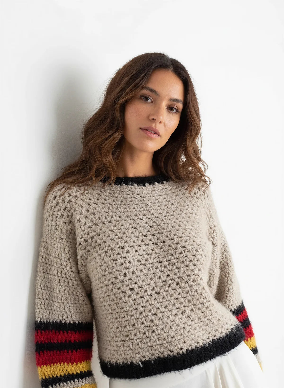 Pull femme Rojauno beige chiné rayures moutarde rouge noir – crochet fait main – de côté – Cachalabibi