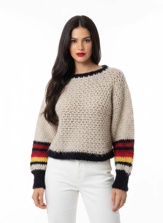 Pull femme Rojauno beige chiné rayures moutarde rouge noir – crochet fait main – pose éditoriale – Cachalabibi