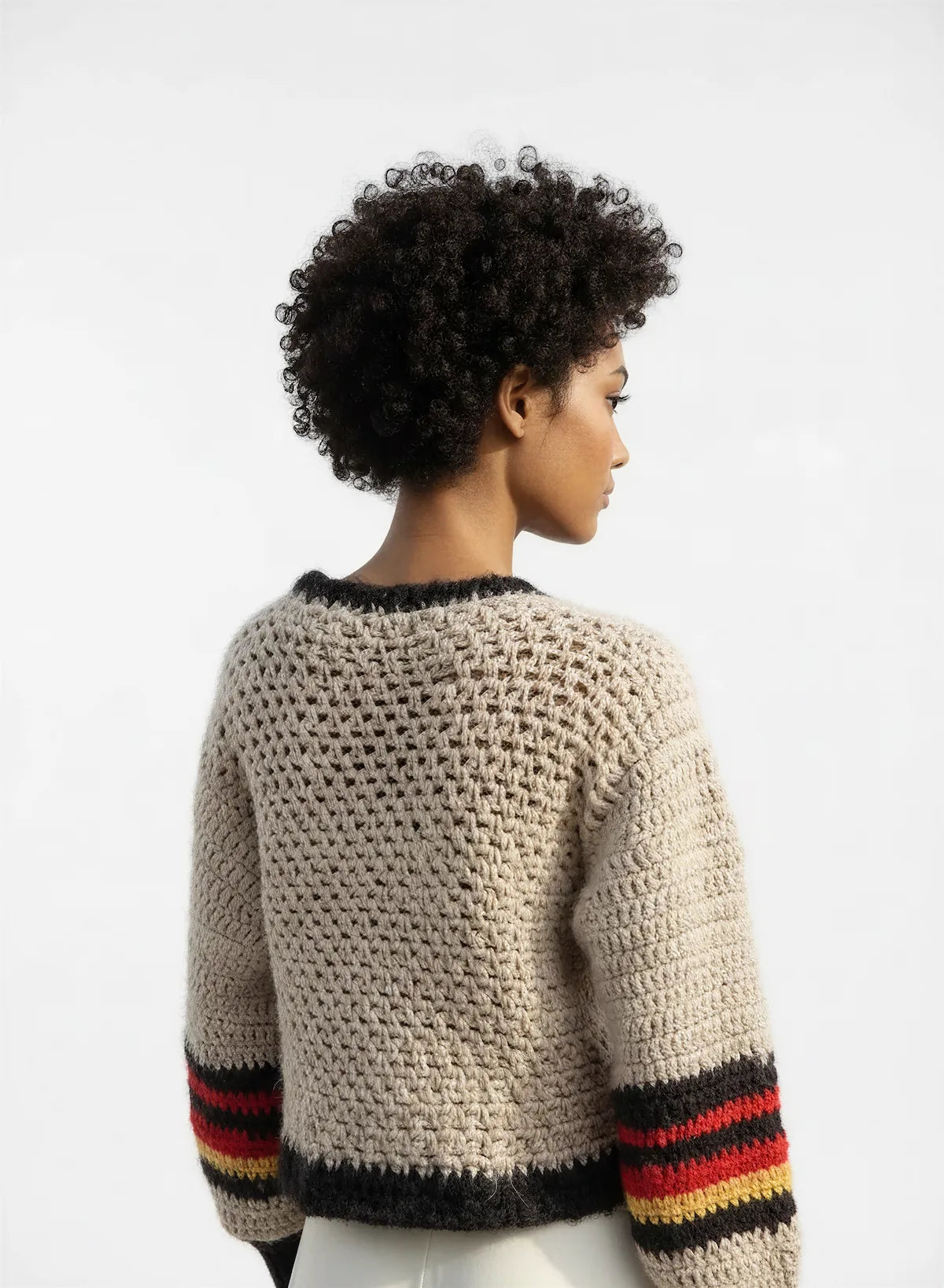 Pull femme Rojauno beige chiné rayures moutarde rouge noir – crochet fait main – de dos – Cachalabibi