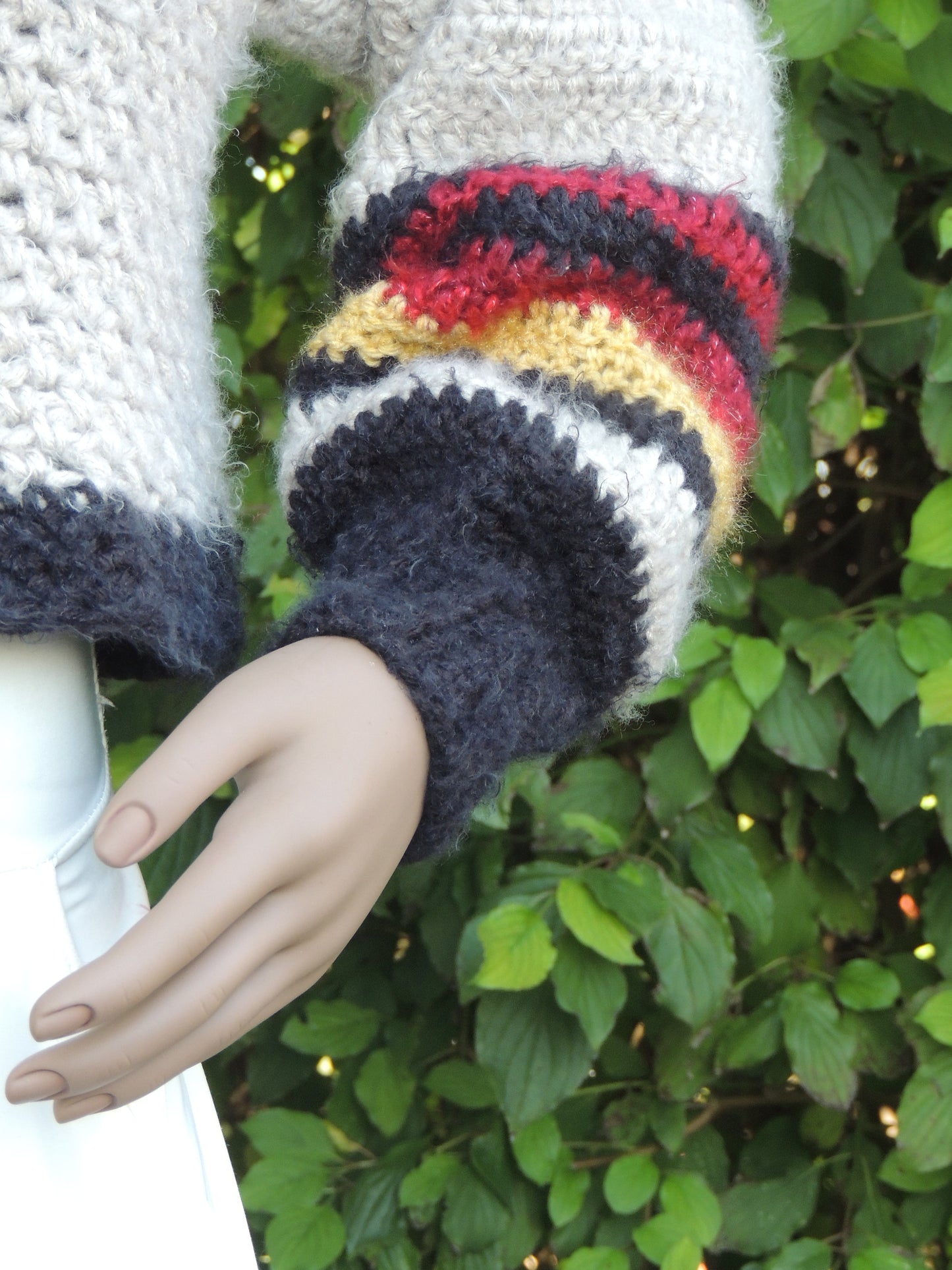 Pull au crochet fait main Rojauno de Cachalabibi - beige - Détail des bandes colorées rouge jaune noir sur les manches
