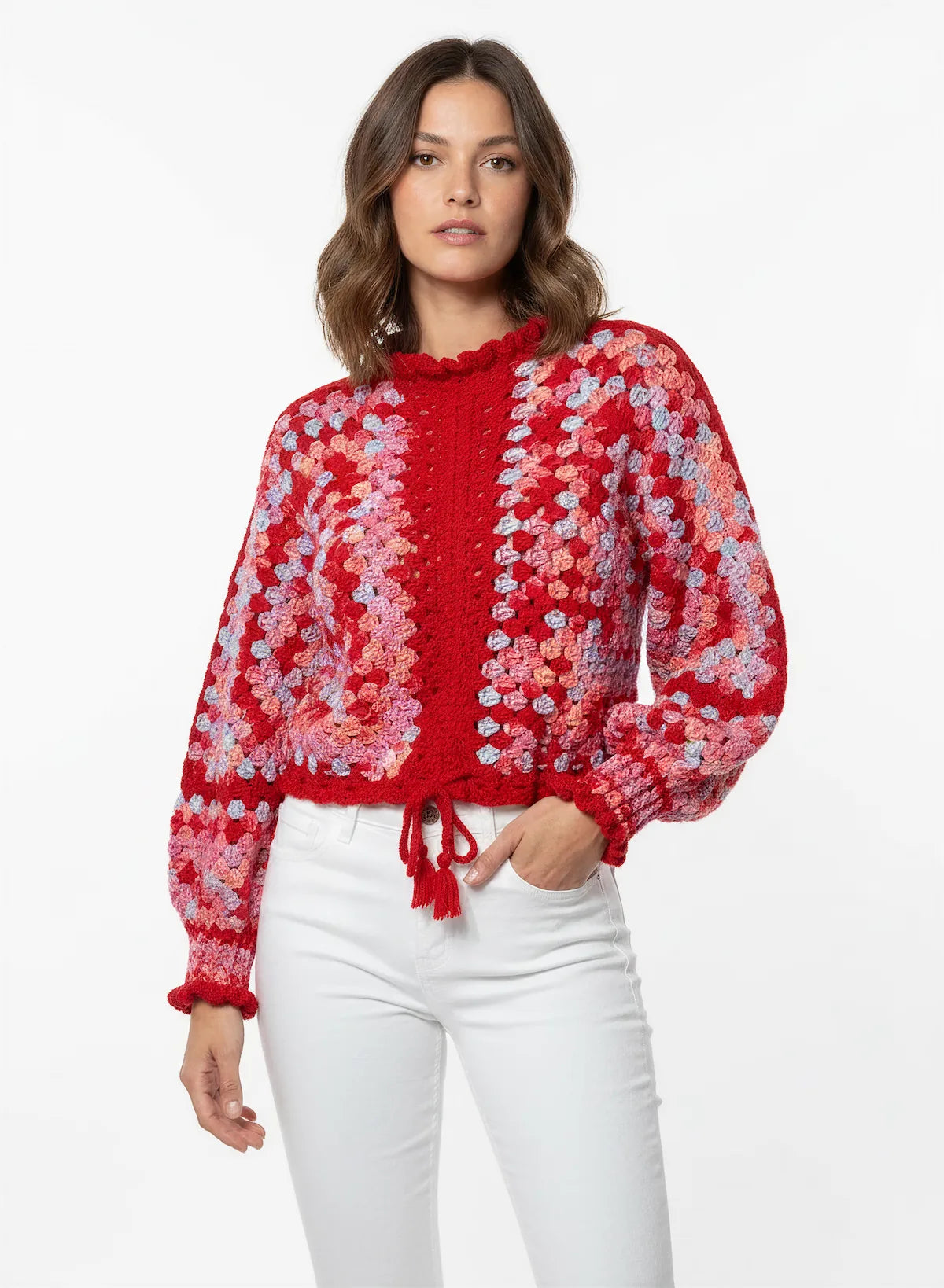 Pull femme Rosa rouge granny square multicolore lien pompons – crochet fait main – de face – Cachalabibi