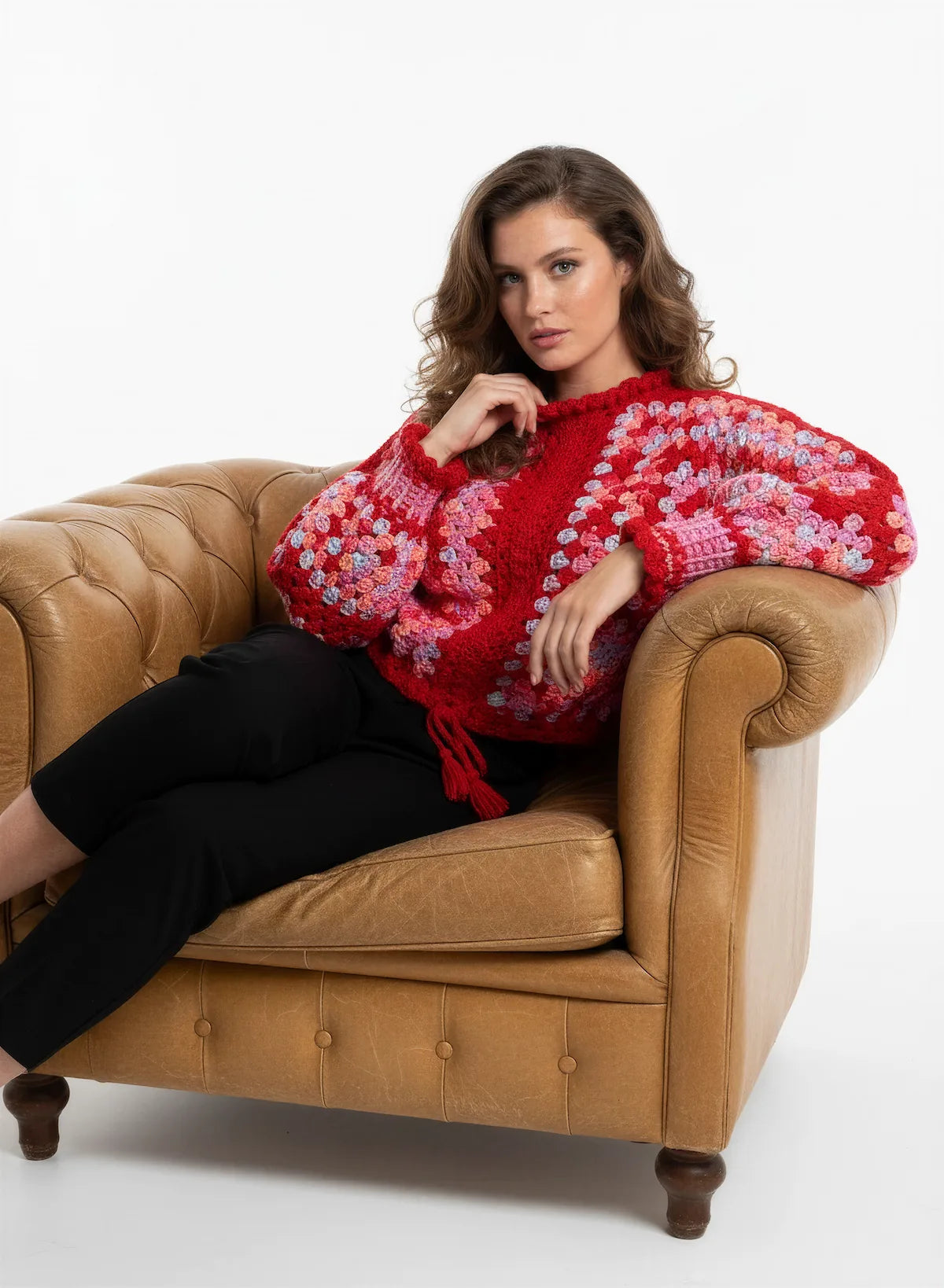 Pull femme Rosa rouge granny square multicolore lien pompons – crochet fait main – pose fauteuil – Cachalabibi