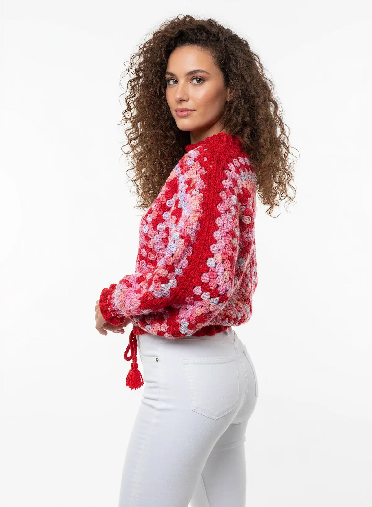 Pull femme Rosa rouge granny square multicolore lien pompons – crochet fait main – vue 3/4 dos – Cachalabibi